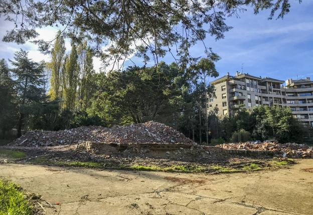 Solar de la finca 'Los Álamos' en la que el chalé ha sido ya derribado. La propiedad, en origen de la familia Rodríguez Arce, cuenta con numeroso arbolado.