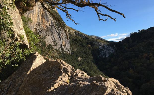 Imagen principal - En Ramales de la Victoria se respira un ambiente escalador con muchos años de historia.