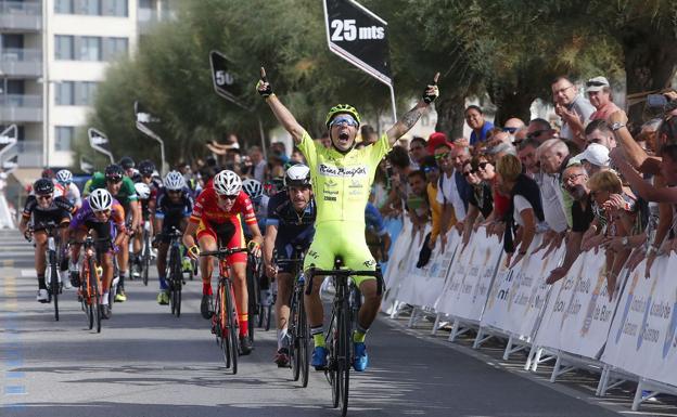 'Chava' Angulo, en un triunfo de etapa en la pasada Vuelta a Galicia amateur.