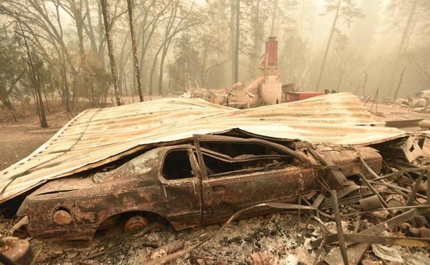 Imagen principal - Los incendios más destructivos de la historia de California dejan ya 42 muertos