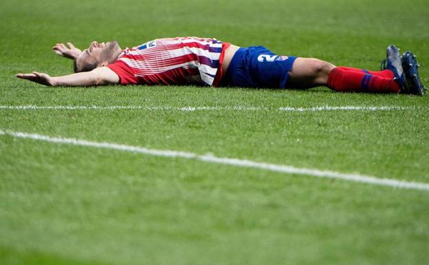 Diego Godín, tumbado sobre el césped tras anotar el gol de la victoria del Atlético ante el Athletic. 