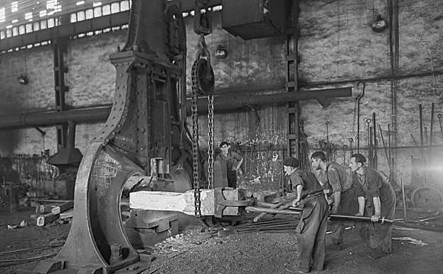 Operarios de La Naval trabajando en una prensa, en 1953