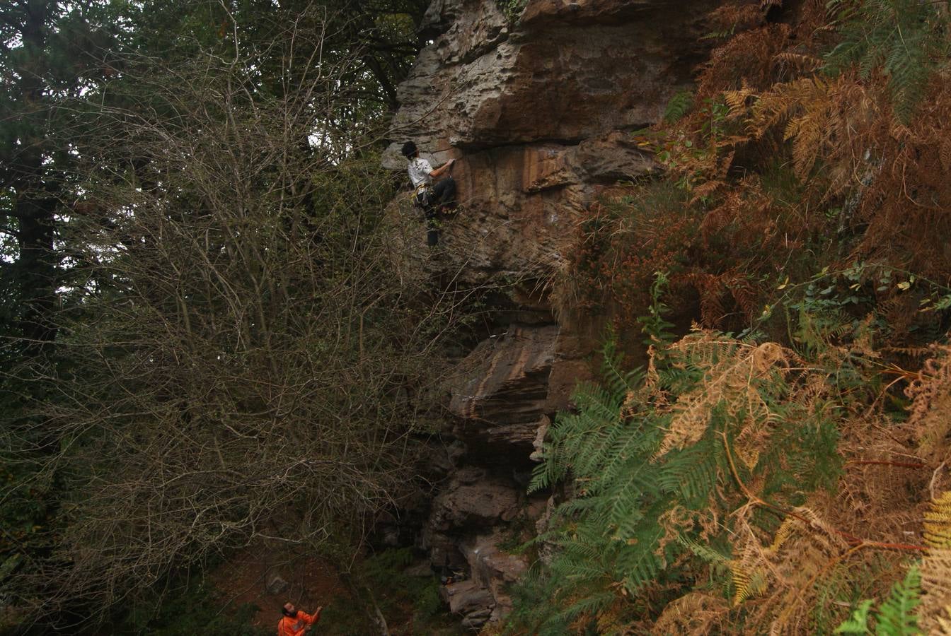 Los muros que nos encontramos en Somahoz son similares a los de “los Cantos “Suances, pero esta vez la Roca Arenisca es algo más dura y compacta, también aquí quizás los resaltes, repisas y techos sean algo más pronunciados