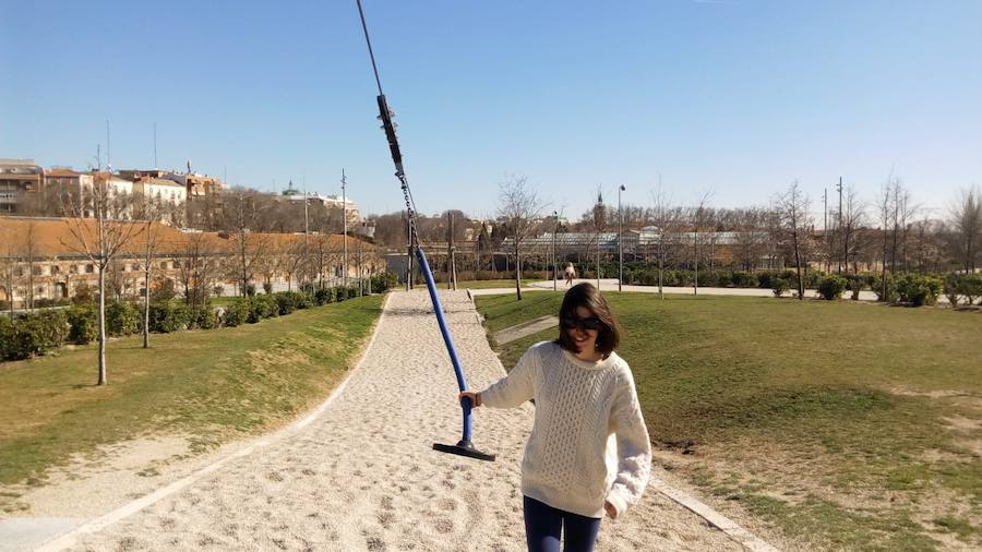 Intentando desconectar en Madrid Río, uno de sus rincones fetiche en Madrid.