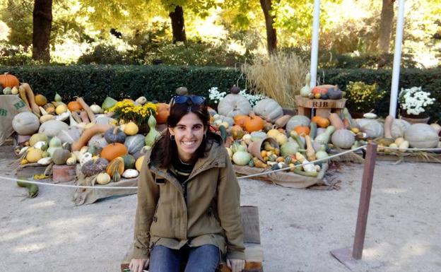 La joven en el Jardín Botánico de Madrid. 