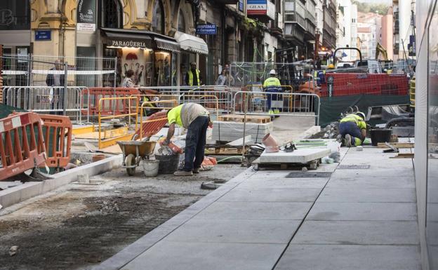 Obras de rehabilitación de la calle de Cervantes, que acabarán a primeros de diciembre.