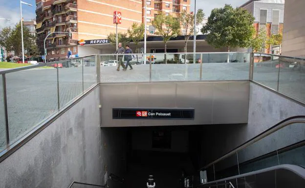 Estación de metro de Santa Coloma, donde tuvo lugar la agresión sexual y el apuñalamiento.