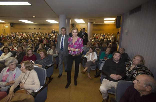 Carmen Posadas, a su llegada al Ateneo de Santander, para presentar su novela 'La maestra de títeres'. :: celedonio