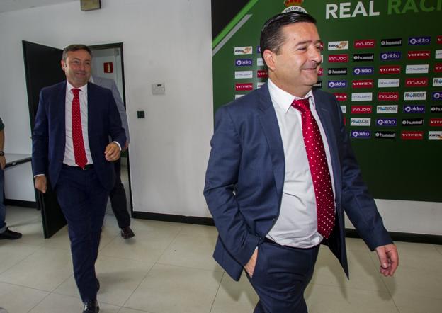 El presidente del Racing, Alfredo Pérez (izquierda), y el vicepresidente, Pedro Ortiz, antes de una rueda de prensa. 