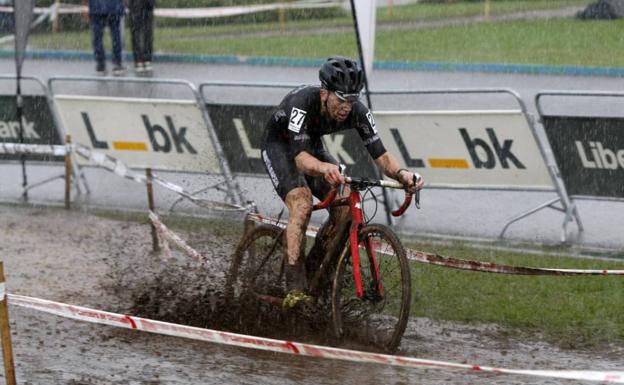 El año pasado hubo lluvia y barro en el ciclocross de Torrelavega, como muestra esta imagen en la que se ve en acción a Kevin Suárez, que finalmente se proclamó campeón de Cantabria. Este año no podrá revalidar su título.