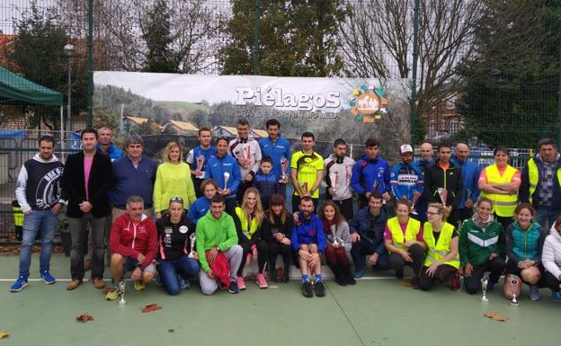 Foto de familia de los premiados, algunos participantes y los organizadores de la prueba.