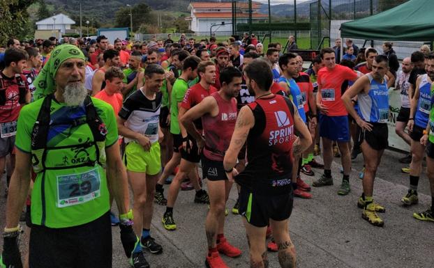 Imagen principal - Arriba, un momento antes de la salida de la prueba. Abajo, Javier Crespo (izquierda) corre junto a Raúl Pérez Nestar. Al lado, las tres primeras clasificadas en la categoría femenina.