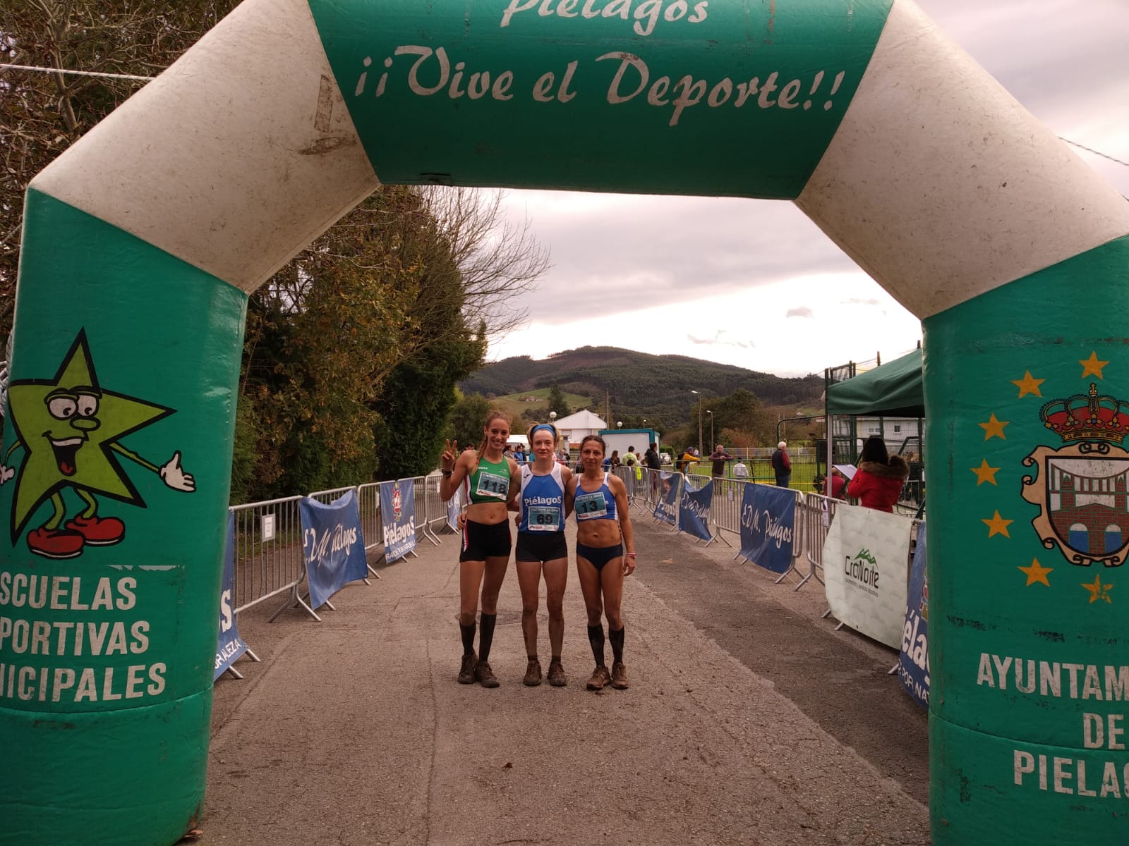 Imagen secundaria 2 - Arriba, un momento antes de la salida de la prueba. Abajo, Javier Crespo (izquierda) corre junto a Raúl Pérez Nestar. Al lado, las tres primeras clasificadas en la categoría femenina.