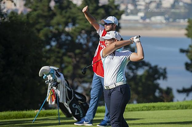 María Parra ejecuta un golpe en su recorrido de ayer en Pedreña.