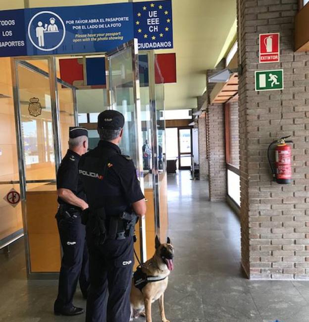 Dos policías, en el aeropuerto Seve Ballesteros en Parayas.