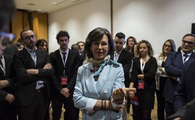 Ana Botín, en la Junta de Accionistas celebrada en marzo en Santander.