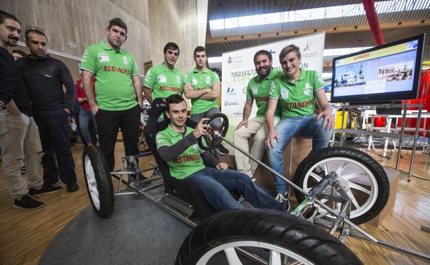 Coche sostenible. Profesores y alumnos del IES Nuestra Señora de los Remedios, de Guarnizo, con el prototipo que construyen.