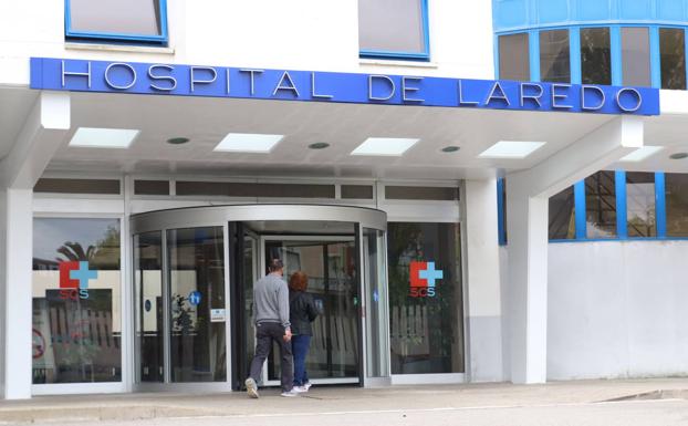 Entrada al hospital de Laredo.