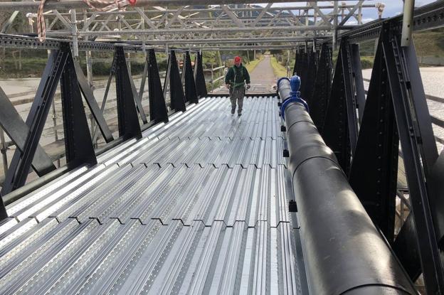 El puente sobre la Ría de Solía está siendo objeto de una rehabilitación para poder volver abrir a paseantes y ciclistas.