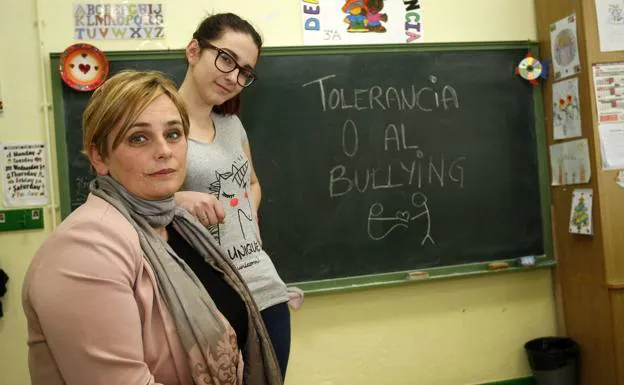 Lourdes Verdeja (izquierda), con Natalia Cabrero, de la Asociación Tolerancia Cero al Bullying.