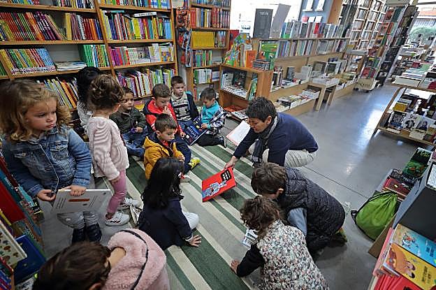 Los niños fueron los grandes protagonistas de los talleres de manualidades en Cabezón de la Sal.