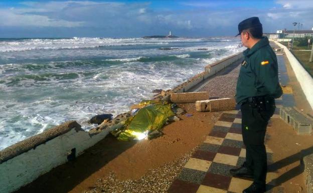 Un nuevo cadáver eleva a 21 las víctimas del naufragio de una patera en Cádiz la semana pasada