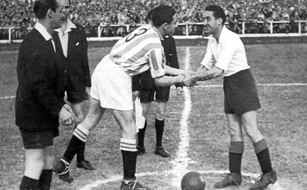 Los capitanes se saludan. Vicente charla con el capitán del Racing, el veterano internacional Germán, antes del comienzo del Gimnástica-Racing de la temporada 1947-48 en El Malecón. Habían pasado cuatro años desde el anterior derbi en competición oficial. 