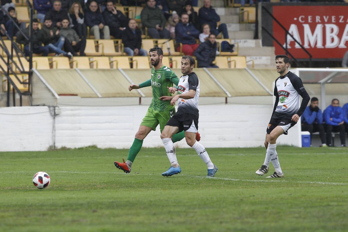 Fotos: El Racing busca la victoria en Tudela