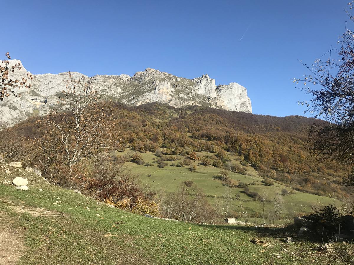 La ruta es ideal para gente que no se ve capacitada para meterse en alta montaña y lo que busca es dar un buen paseo