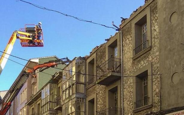 Comienza el derribo de dos edificios deshabitados en la calle Carrera