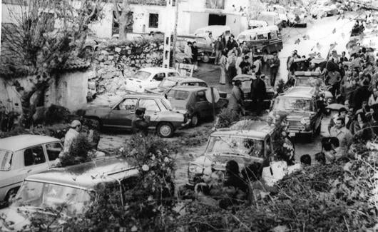 Los coches fúnebres con los restos de las víctimas, camino del cementerio.