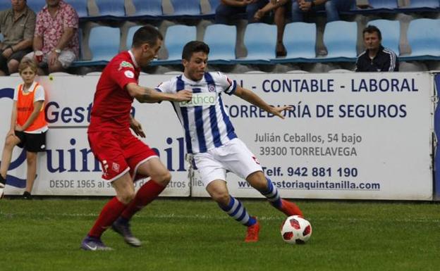 Fermín Sánchez, de la Gimnástica, en el partido ante el Amorebieta que se disputó en El Malécon. 