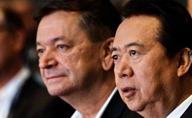 El general Alexander Prokopchuk (izq.) junto a Meng Hongwei, expresidente de Interpol.