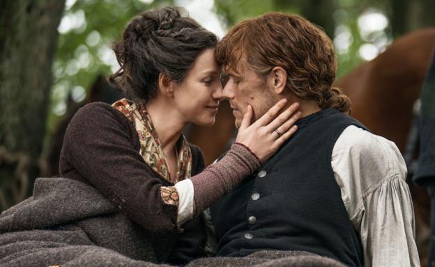 Los dos protagonistas de 'Outlander'.