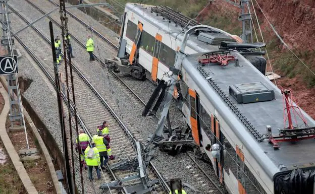 Los técnicos de Adif inspeccionan el lugar del accidente del tren de cercanías en Barcelona.