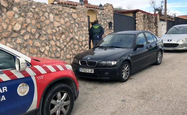 Fotografía tomada de un video facilitado por Summa112, de la fachada del chalé de Colmenar de Oreja en el que dos mujeres de 57 y 41 años, madre e hija, han fallecido al ser atacadas por sus dos perros, de la raza dogo de Burdeos. 