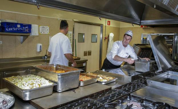 Trabajadores en el servicio de cocina del Hospital Sierrallana de Torrelavega.