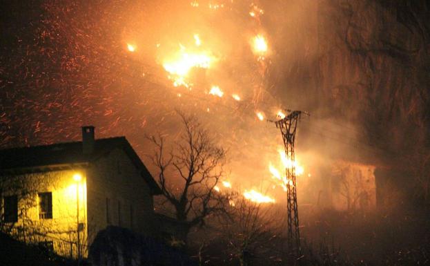 Imagen de archivo de un incendio en Liébana, en la Peña del Monte la Sierra. 