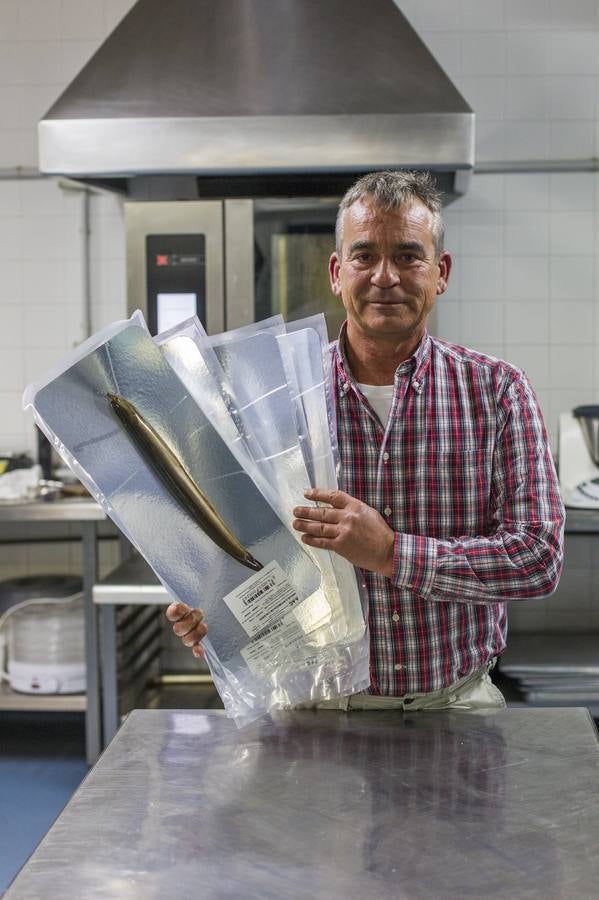 Amadeo Rodríguez lidera un proyecto que emprendió tras dejar de pescar angulas y que pretende la repoblar los ríos cántabros. Toni González, Juanma España, José Antonio Llorente y Cristian Cacho le acompañaron en la presentación del pruyecto