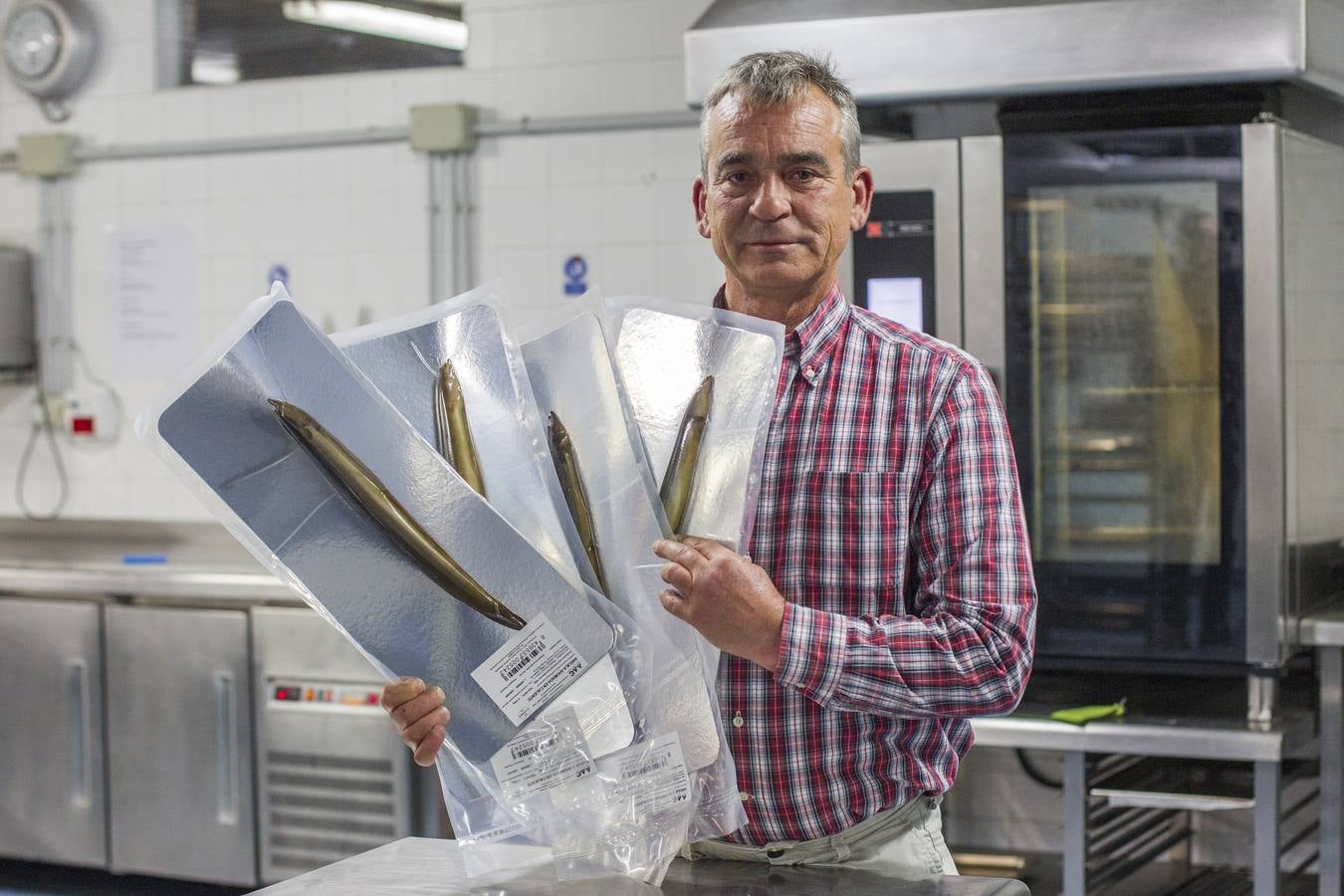 Amadeo Rodríguez lidera un proyecto que emprendió tras dejar de pescar angulas y que pretende la repoblar los ríos cántabros. Toni González, Juanma España, José Antonio Llorente y Cristian Cacho le acompañaron en la presentación del pruyecto