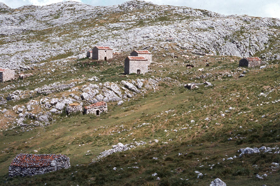 La familia de Rafael Suárez dona su archivo fotográfico al Pueblo de Asturias el archivo del montañero