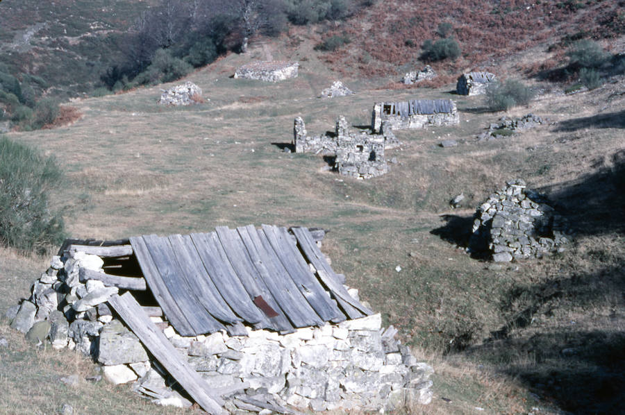 La familia de Rafael Suárez dona su archivo fotográfico al Pueblo de Asturias el archivo del montañero