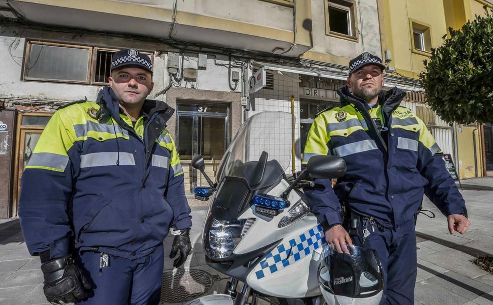 Alejandro Mayoral (izquierda) y Cristóbal Lera, ante a la vivienda donde rescataron a una mujer el martes..