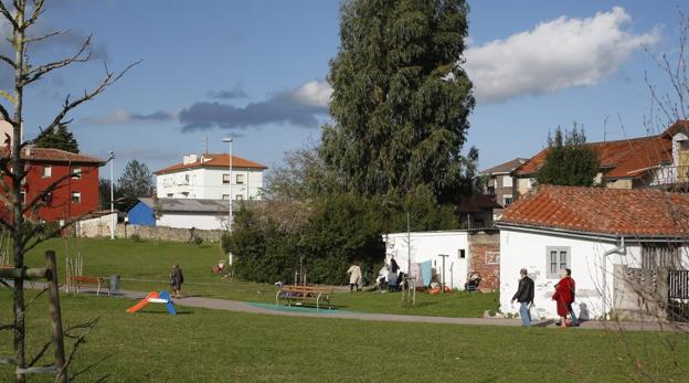 La chabola que pretende eliminar el Ayuntamiento está situada junto al parque público de la localidad.