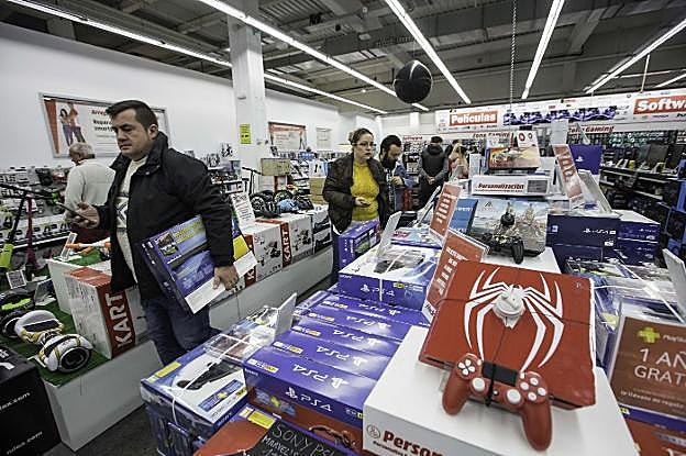 Multitud de personas llenaron ayer las grandes tiendas.