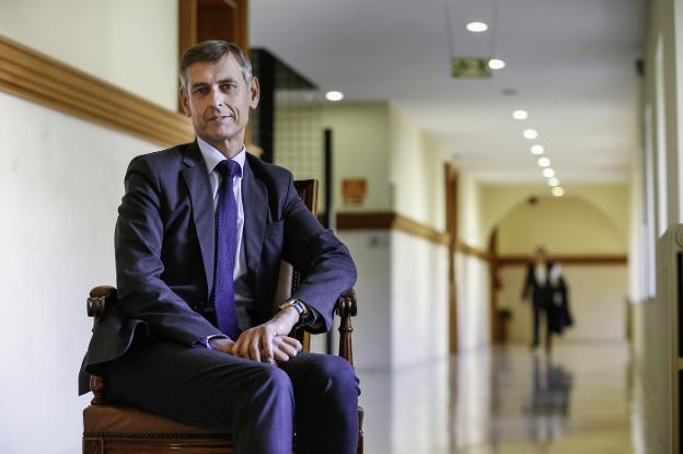 El presidente del Tribunal Superior de Justicia de Cantabria, José Luis López del Moral, posa en los pasillos de la sede judicial de Las Salesas.