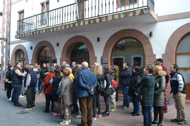 Vecinos, peñistas y concejales se concentraron junto al Ayuntamiento de Ampuero.