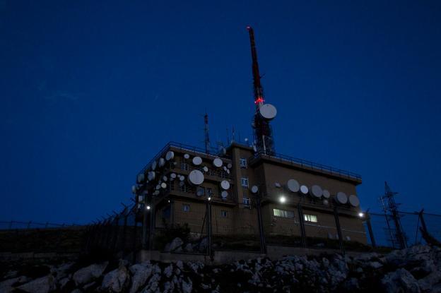 Las señales luminosas rojas están instaladas en la antena de telecomunicaciones.