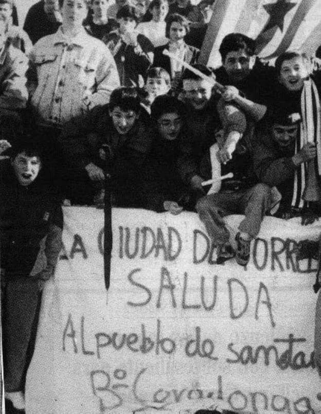 La famosa pancarta del derbi de 1991 en El Malecón ha pasado a la historia del fútbol cántabro.