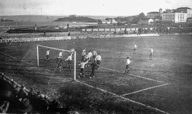 Un partido en la década de los años diez, en los Campos de Sport.